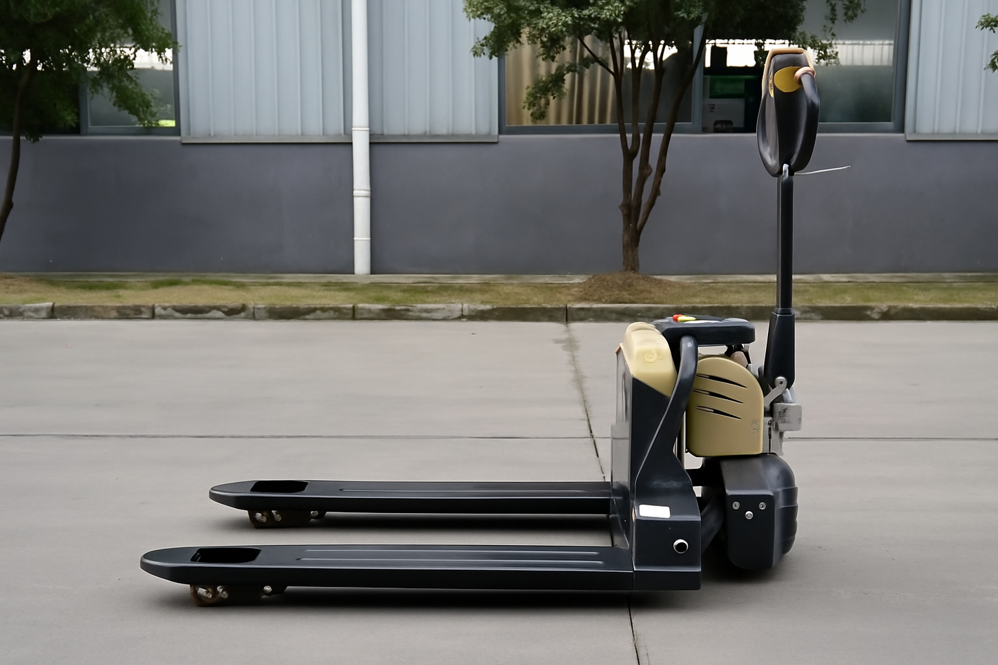 Brabus Lift-Jet™ E15 | Electric Pallet Jack (3300 lb Capacity) Lithium Battery - Brabus Tools Inc